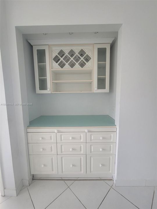 For Sale: $385,000 (2 beds, 2 baths, 860 Square Feet)