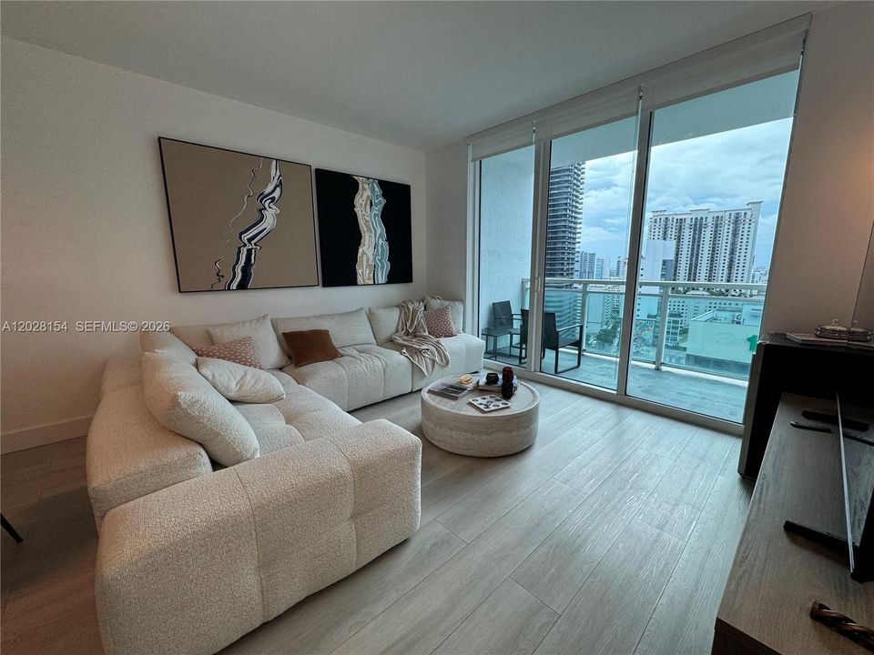 For Sale: $470,000 (1 beds, 1 baths, 702 Square Feet)