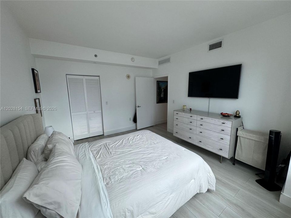 For Sale: $470,000 (1 beds, 1 baths, 702 Square Feet)