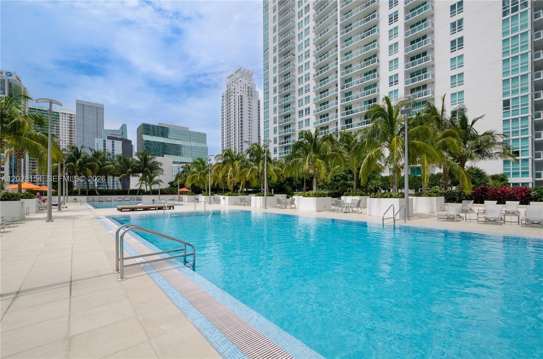 For Sale: $470,000 (1 beds, 1 baths, 702 Square Feet)