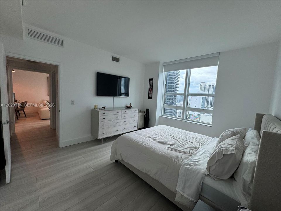 For Sale: $470,000 (1 beds, 1 baths, 702 Square Feet)