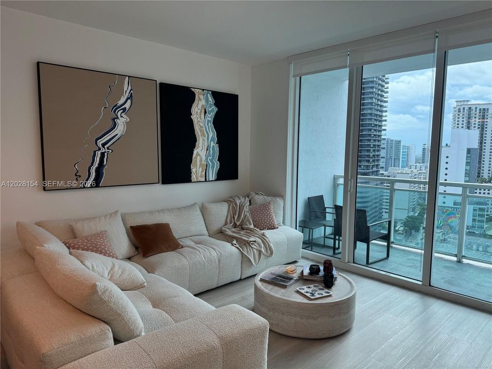 For Sale: $470,000 (1 beds, 1 baths, 702 Square Feet)