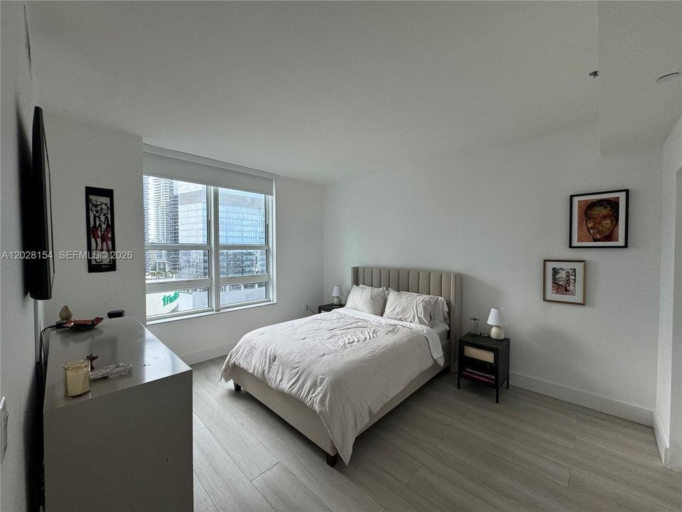 For Sale: $470,000 (1 beds, 1 baths, 702 Square Feet)