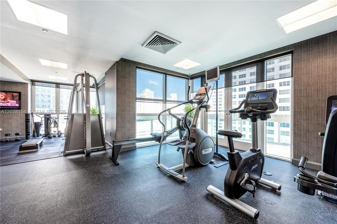 For Sale: $470,000 (1 beds, 1 baths, 702 Square Feet)