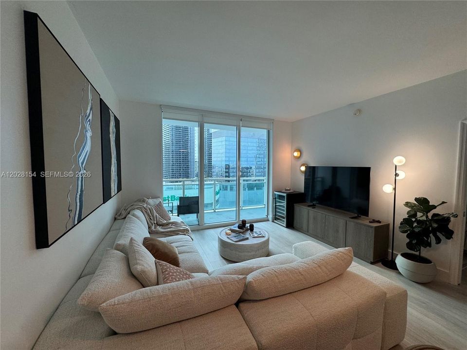 For Sale: $470,000 (1 beds, 1 baths, 702 Square Feet)