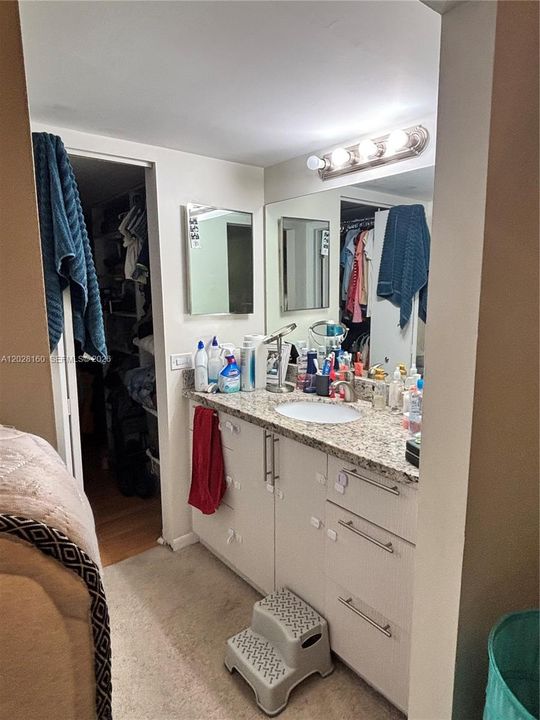 For Sale: $220,000 (1 beds, 1 baths, 815 Square Feet)