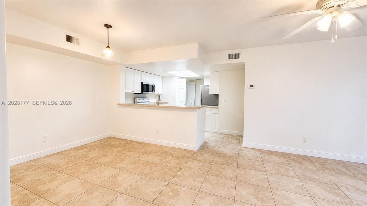 For Sale: $250,000 (2 beds, 2 baths, 986 Square Feet)
