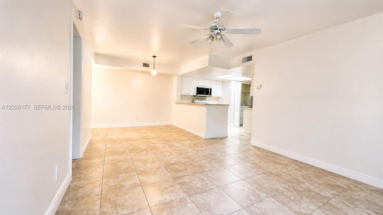 For Sale: $250,000 (2 beds, 2 baths, 986 Square Feet)