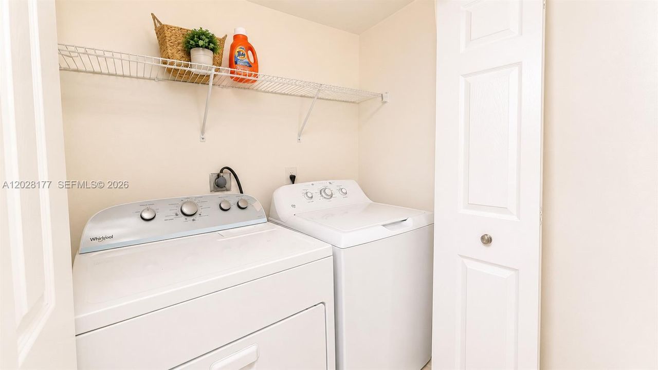 For Sale: $250,000 (2 beds, 2 baths, 986 Square Feet)