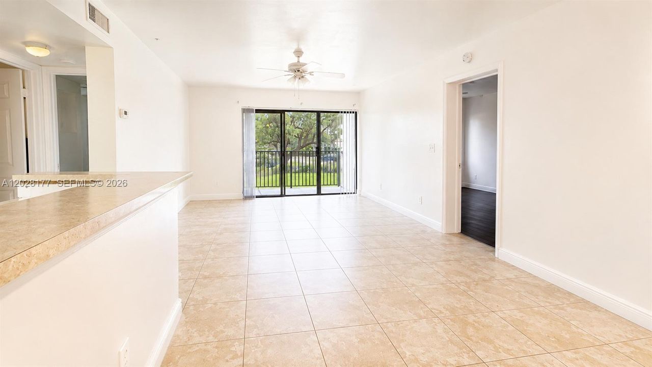 For Sale: $250,000 (2 beds, 2 baths, 986 Square Feet)