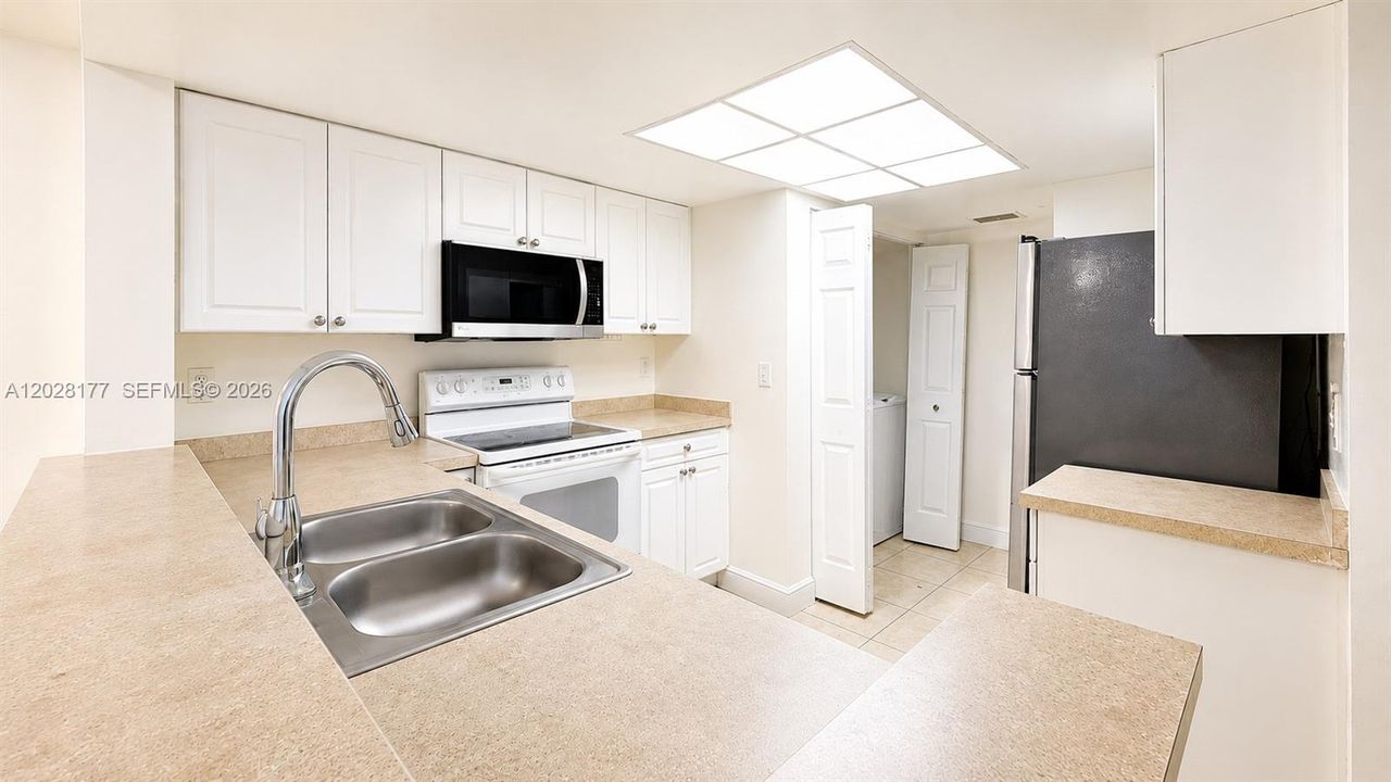 For Sale: $250,000 (2 beds, 2 baths, 986 Square Feet)