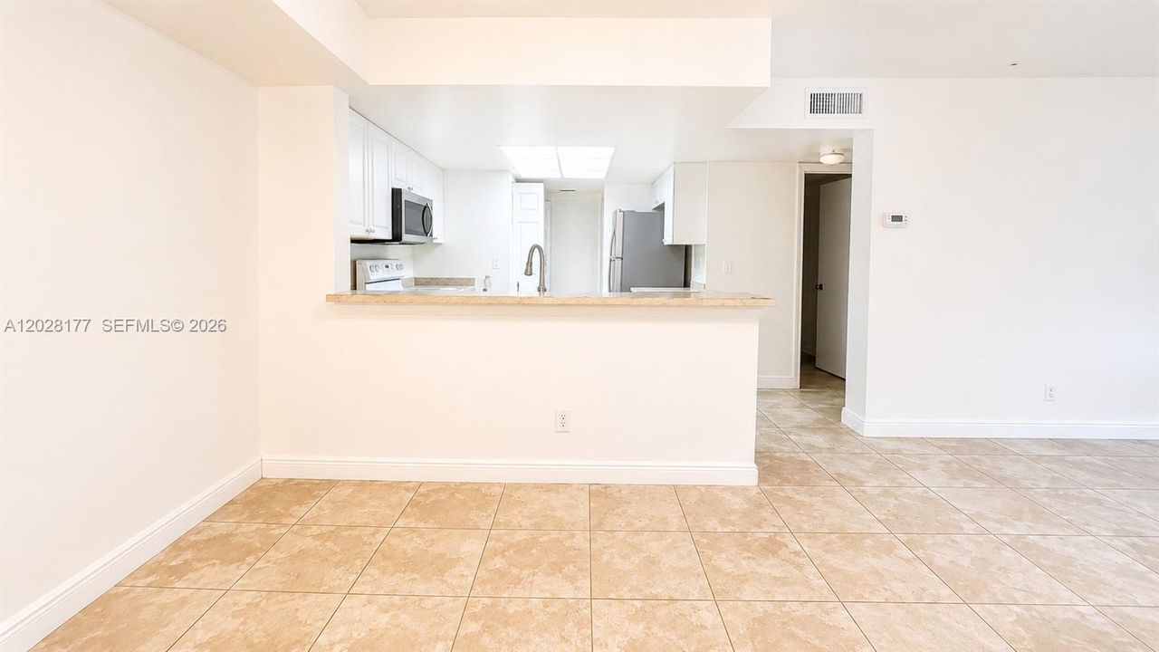 For Sale: $250,000 (2 beds, 2 baths, 986 Square Feet)
