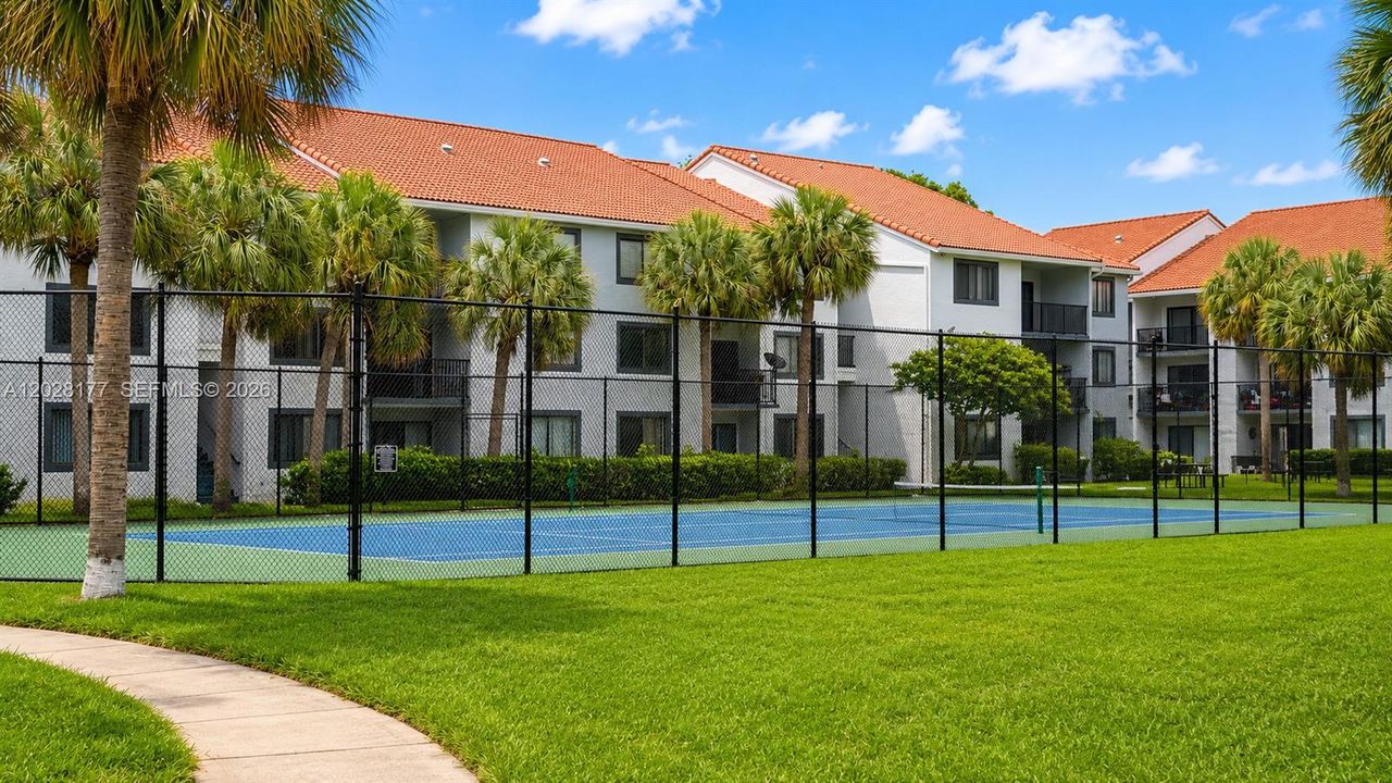 For Sale: $250,000 (2 beds, 2 baths, 986 Square Feet)