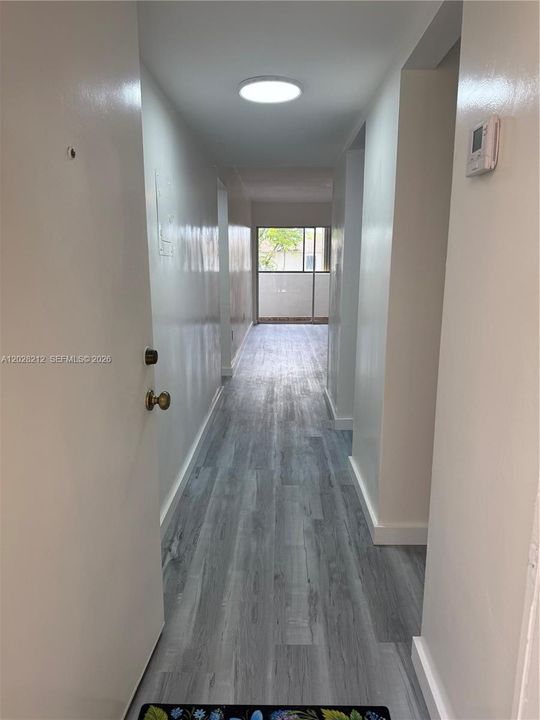 For Sale: $269,000 (2 beds, 1 baths, 834 Square Feet)