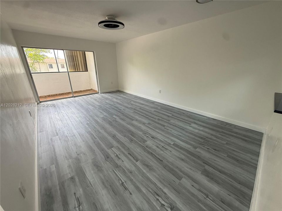 For Sale: $269,000 (2 beds, 1 baths, 834 Square Feet)