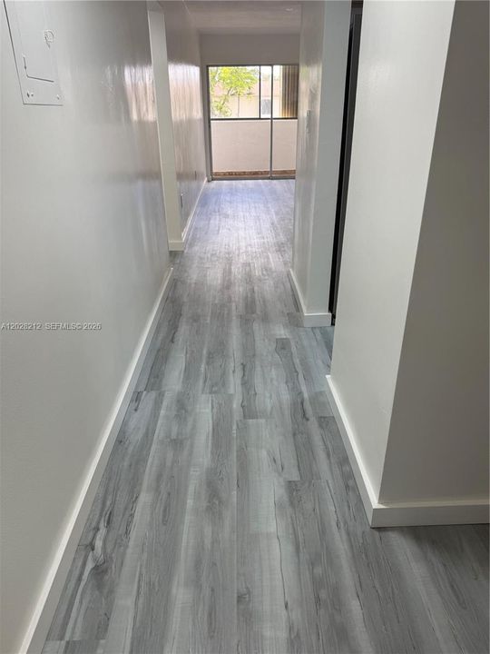 For Sale: $269,000 (2 beds, 1 baths, 834 Square Feet)