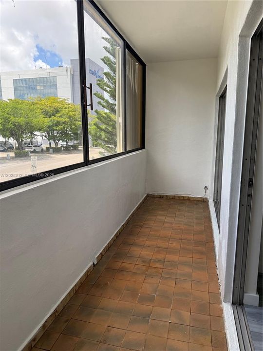 For Sale: $269,000 (2 beds, 1 baths, 834 Square Feet)