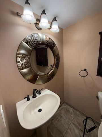 Rolling Hills Half Bath