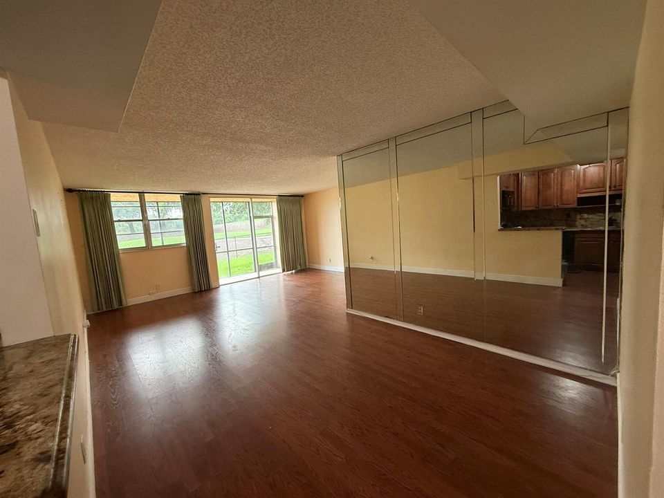 Rolling Hills Dinning and living area