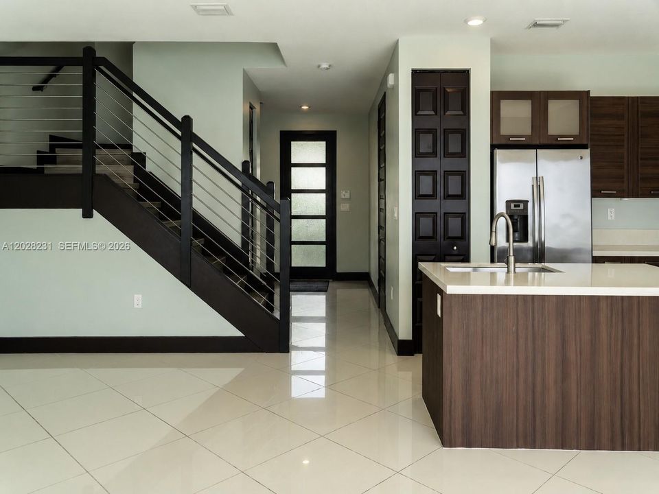 Activo con contrato: $3,650 (3 camas, 2 baños, 1743 Pies cuadrados)