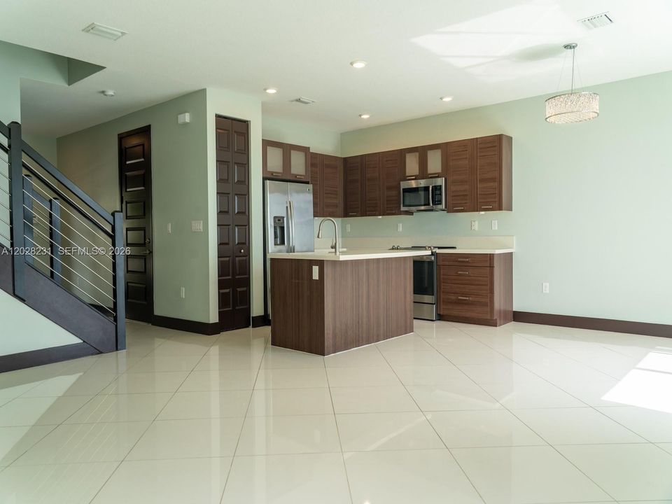 Activo con contrato: $3,650 (3 camas, 2 baños, 1743 Pies cuadrados)