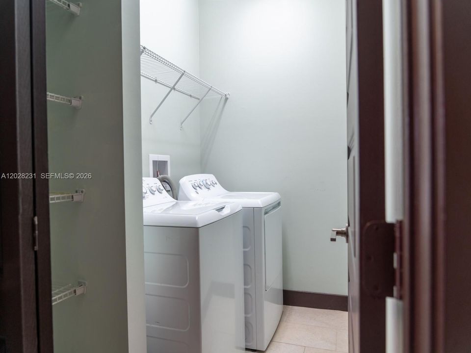 Activo con contrato: $3,650 (3 camas, 2 baños, 1743 Pies cuadrados)