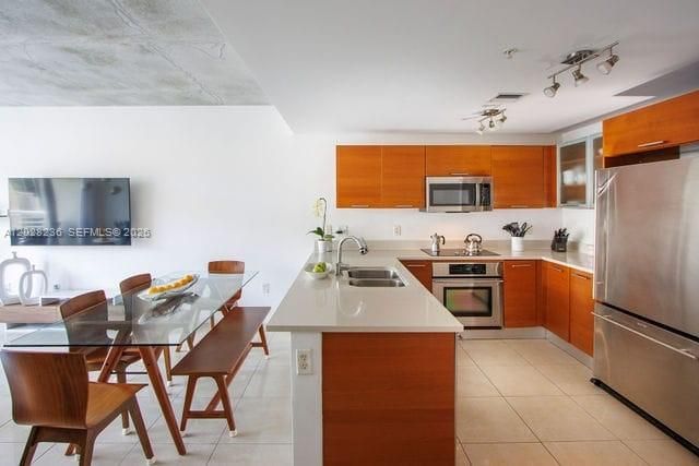 Activo con contrato: $4,100 (2 camas, 2 baños, 1111 Pies cuadrados)