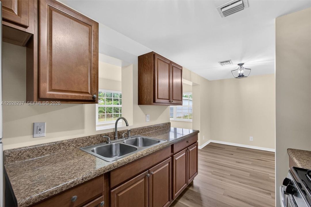 Activo con contrato: $356,500 (3 camas, 2 baños, 918 Pies cuadrados)