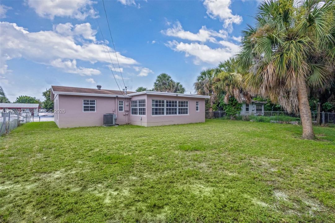 Activo con contrato: $356,500 (3 camas, 2 baños, 918 Pies cuadrados)