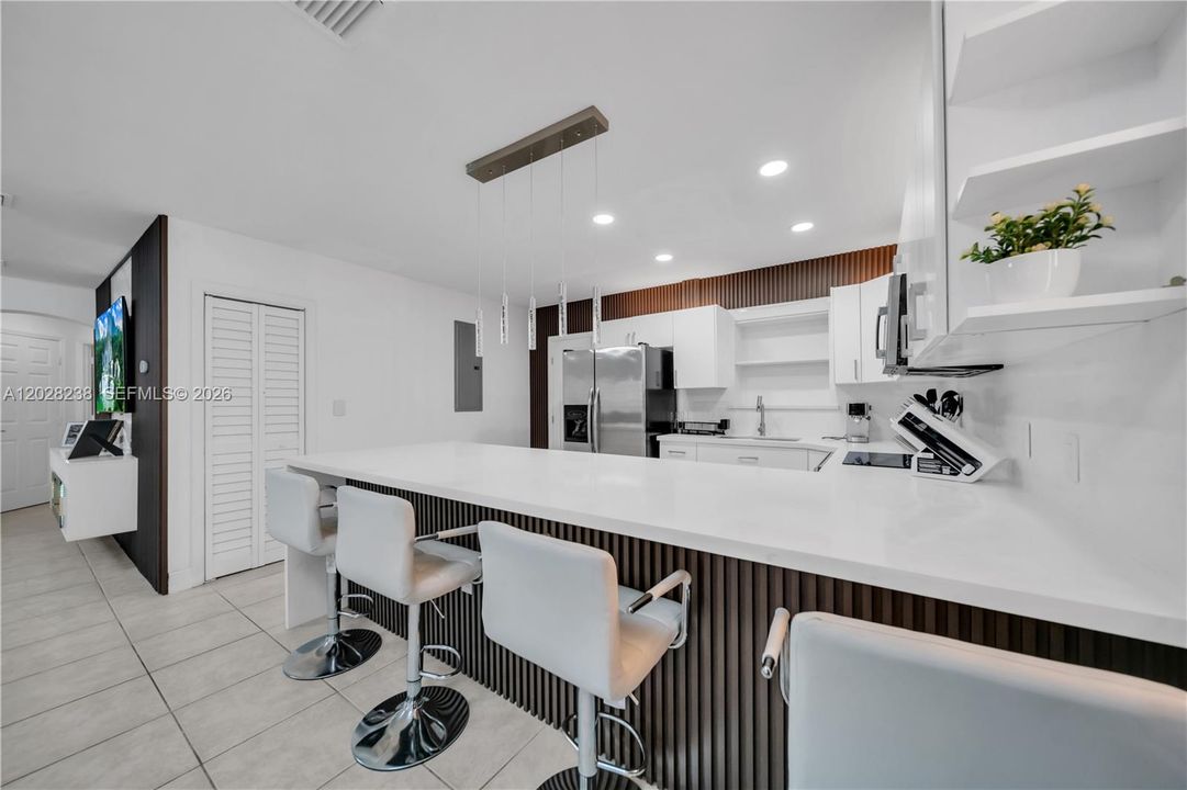 Vendido Recientemente: $589,900 (4 camas, 3 baños, 1250 Pies cuadrados)