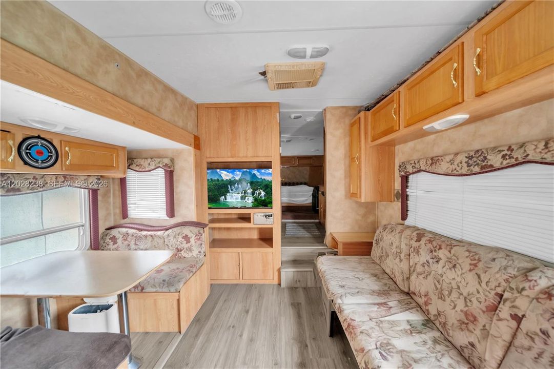 Vendido Recientemente: $589,900 (4 camas, 3 baños, 1250 Pies cuadrados)