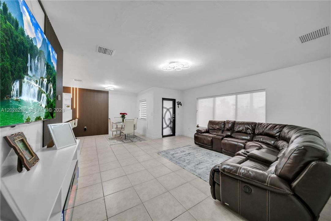 Vendido Recientemente: $589,900 (4 camas, 3 baños, 1250 Pies cuadrados)