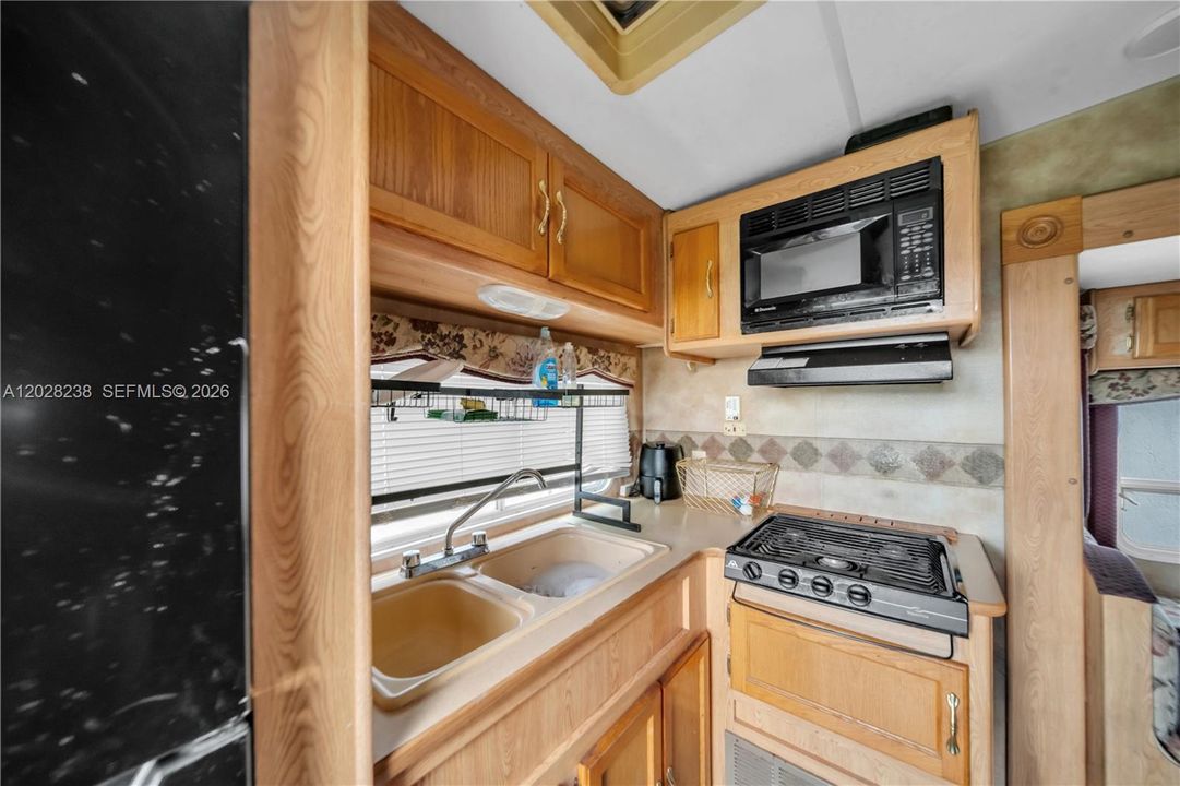 Vendido Recientemente: $589,900 (4 camas, 3 baños, 1250 Pies cuadrados)
