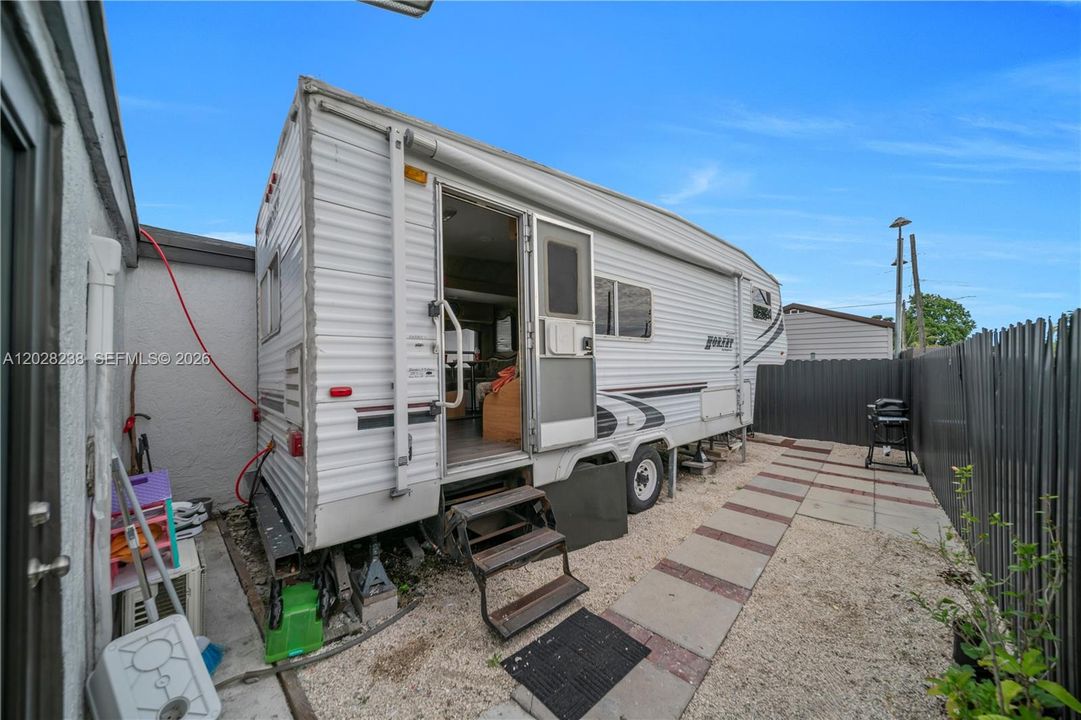Vendido Recientemente: $589,900 (4 camas, 3 baños, 1250 Pies cuadrados)