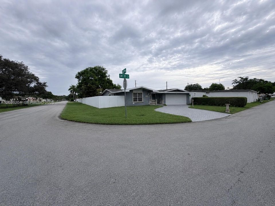 For Sale: $560,000 (3 beds, 2 baths, 1599 Square Feet)