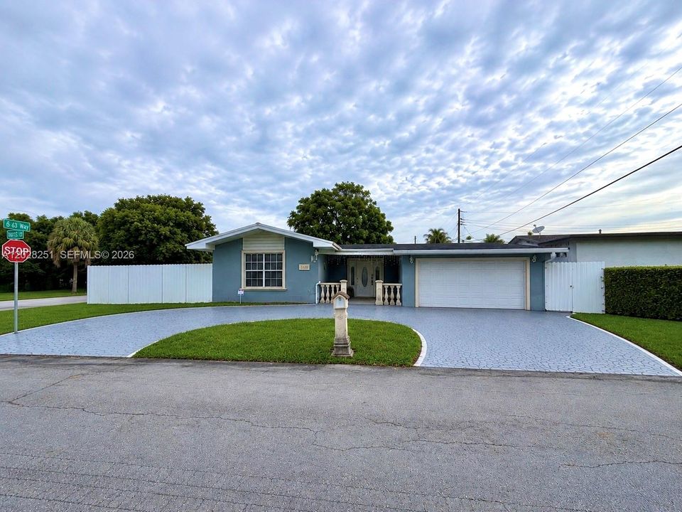 For Sale: $560,000 (3 beds, 2 baths, 1599 Square Feet)
