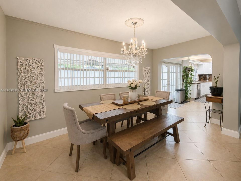 For Sale: $560,000 (3 beds, 2 baths, 1599 Square Feet)