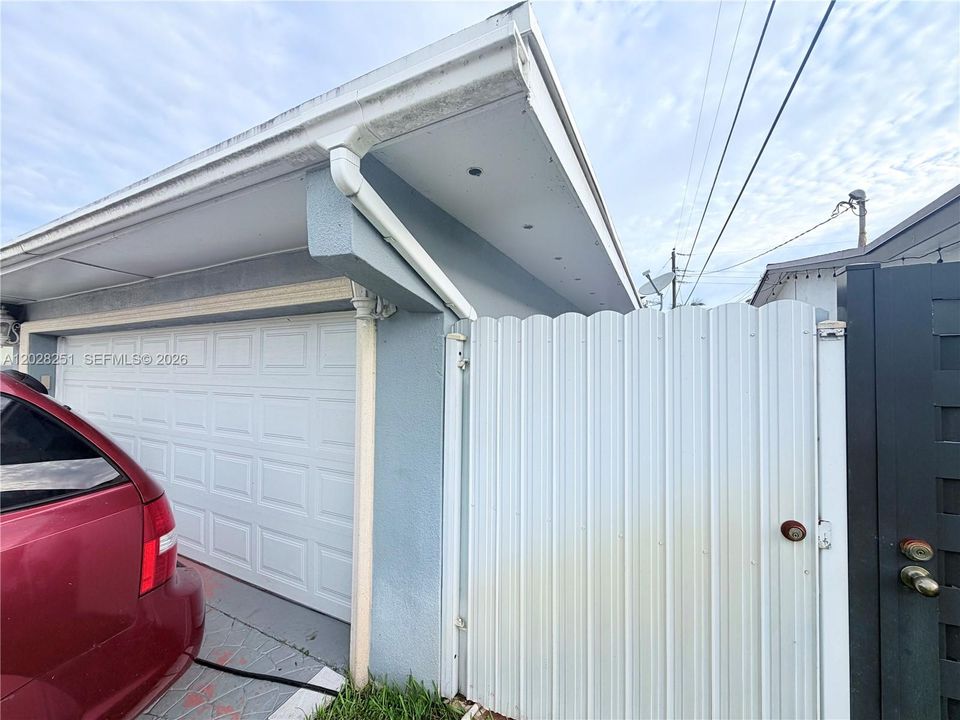 For Sale: $560,000 (3 beds, 2 baths, 1599 Square Feet)