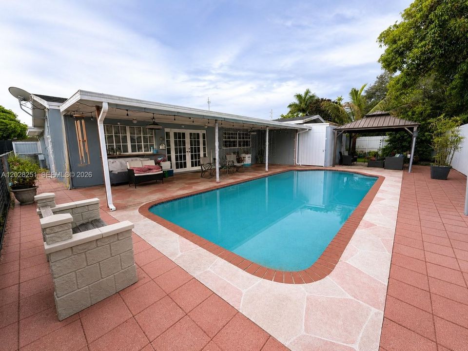 For Sale: $560,000 (3 beds, 2 baths, 1599 Square Feet)