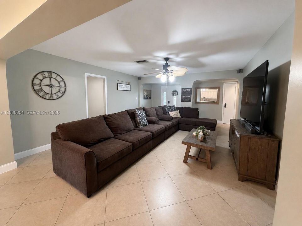 For Sale: $560,000 (3 beds, 2 baths, 1599 Square Feet)