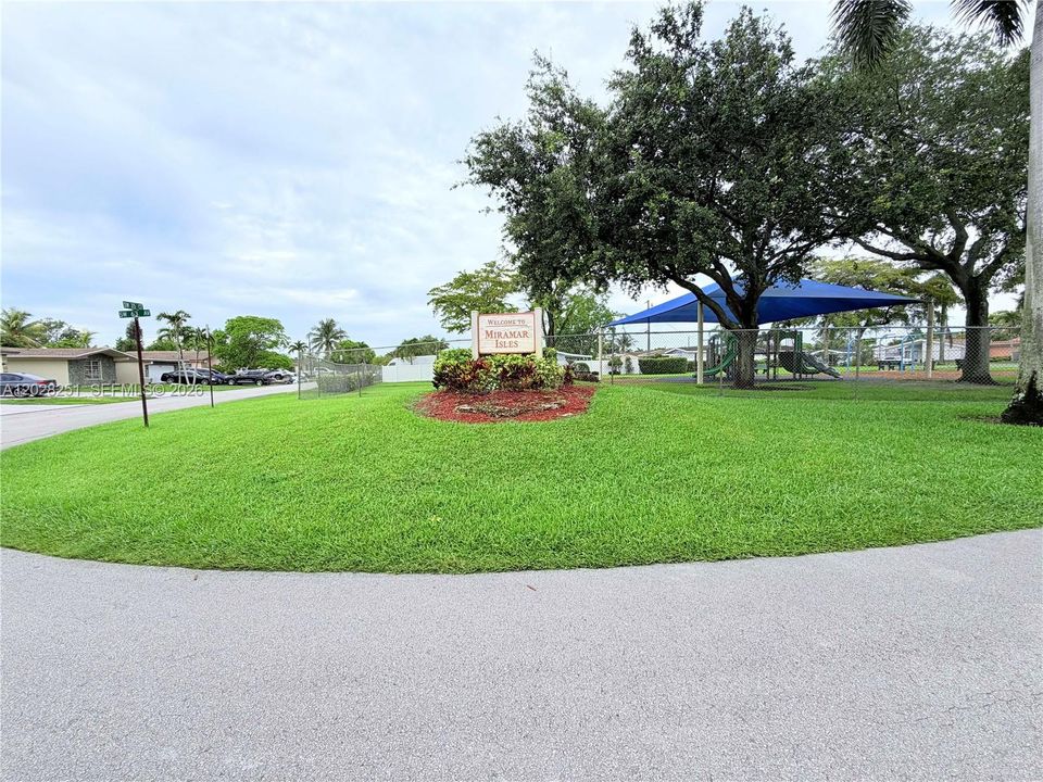 For Sale: $560,000 (3 beds, 2 baths, 1599 Square Feet)