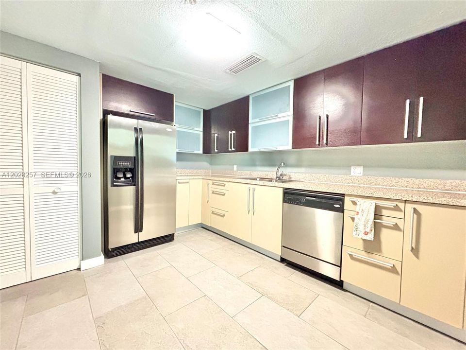 For Rent: $3,500 (2 beds, 2 baths, 1065 Square Feet)