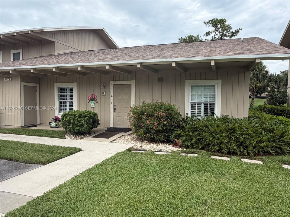 Cottage single family 2/2 end unit, on the golf course.