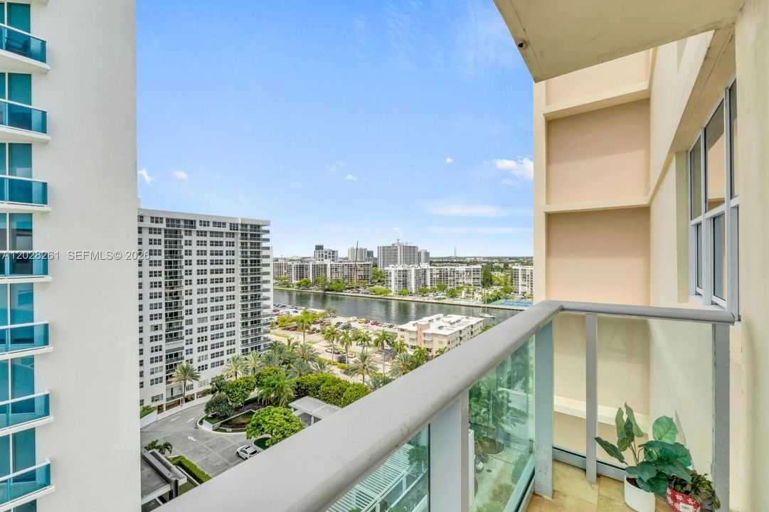 Activo con contrato: $869,000 (2 camas, 2 baños, 1198 Pies cuadrados)