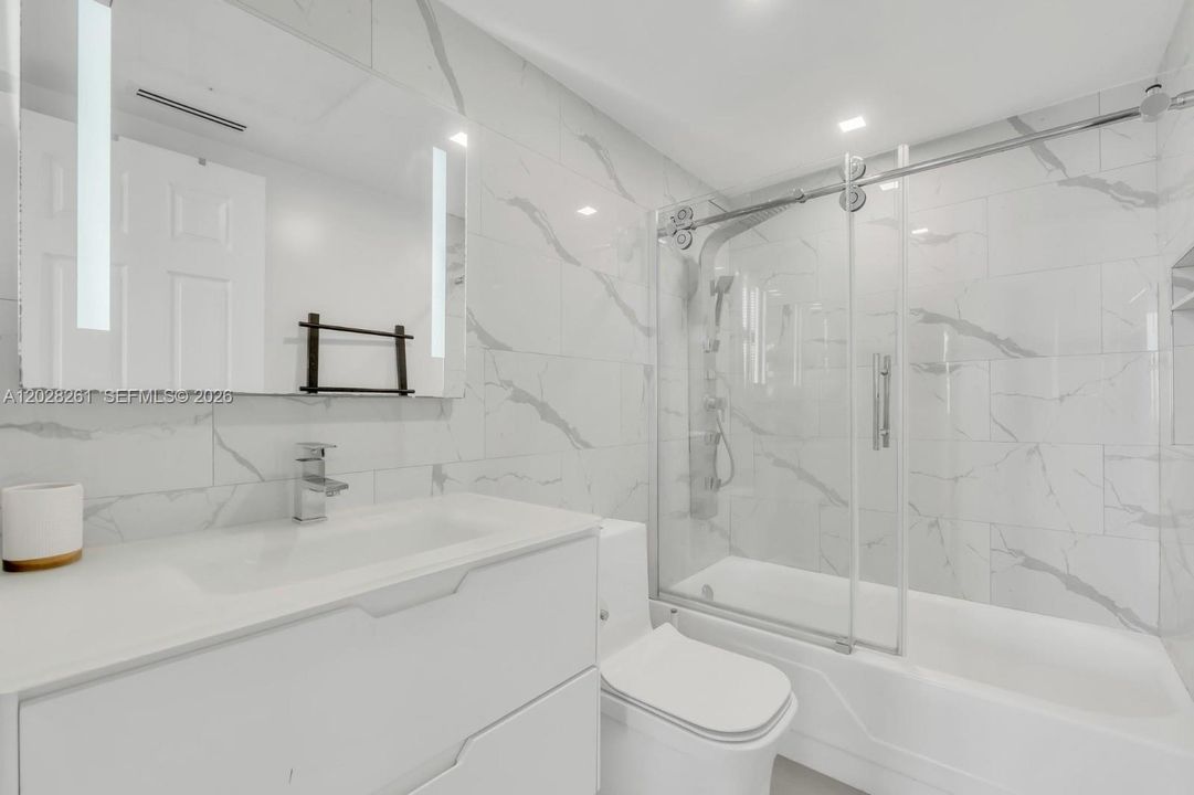 Activo con contrato: $869,000 (2 camas, 2 baños, 1198 Pies cuadrados)