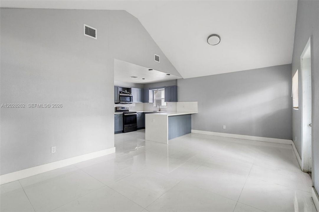 Activo con contrato: $595,000 (3 camas, 2 baños, 1600 Pies cuadrados)