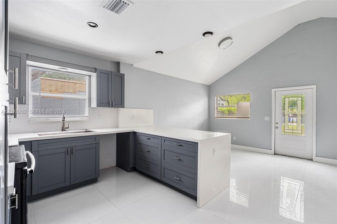 Activo con contrato: $595,000 (3 camas, 2 baños, 1600 Pies cuadrados)