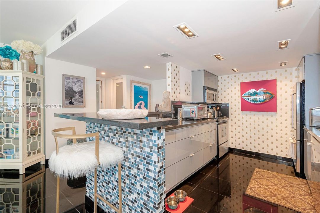 For Rent: $4,500 (1 beds, 1 baths, 1027 Square Feet)