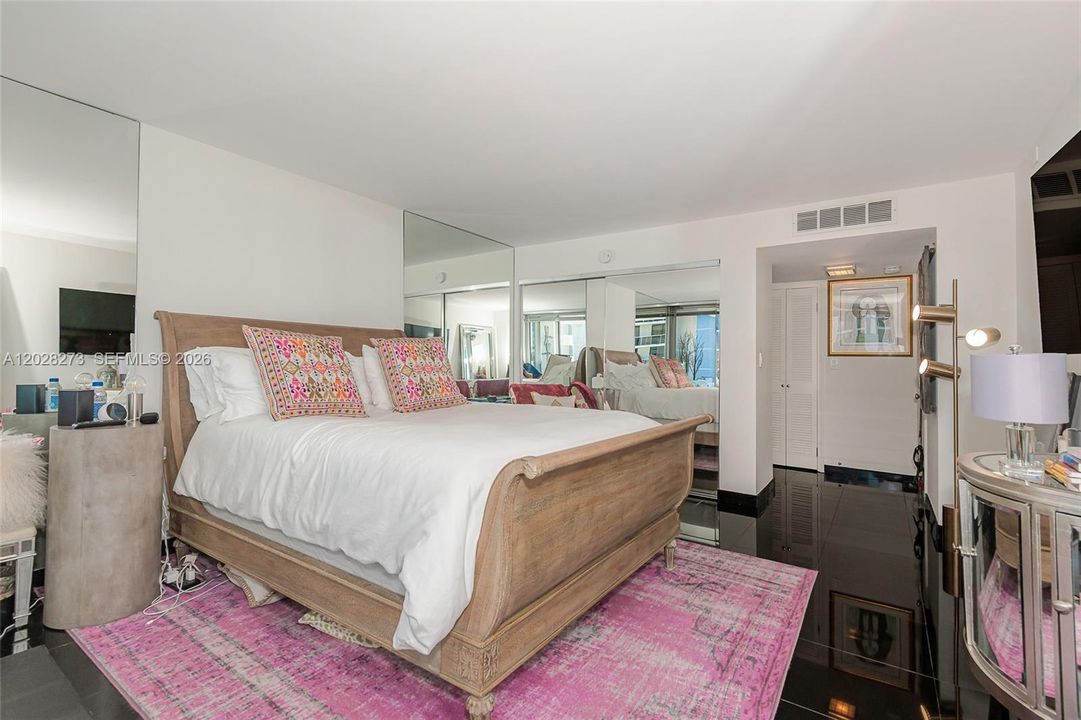 For Rent: $4,500 (1 beds, 1 baths, 1027 Square Feet)