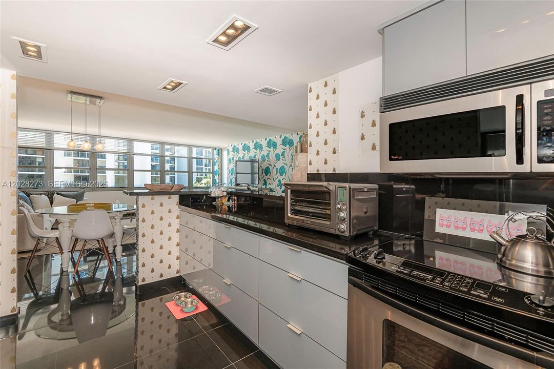 For Rent: $4,500 (1 beds, 1 baths, 1027 Square Feet)